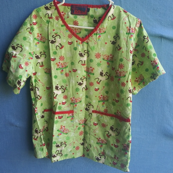 MnJ Women's size XS Christmas Scrub Top L2 - Picture 1 of 4